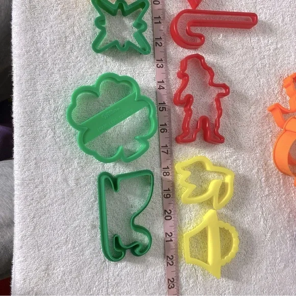 5/$35 Colorful Cookie Cutter Lot 23pcs - Picture 4 of 6